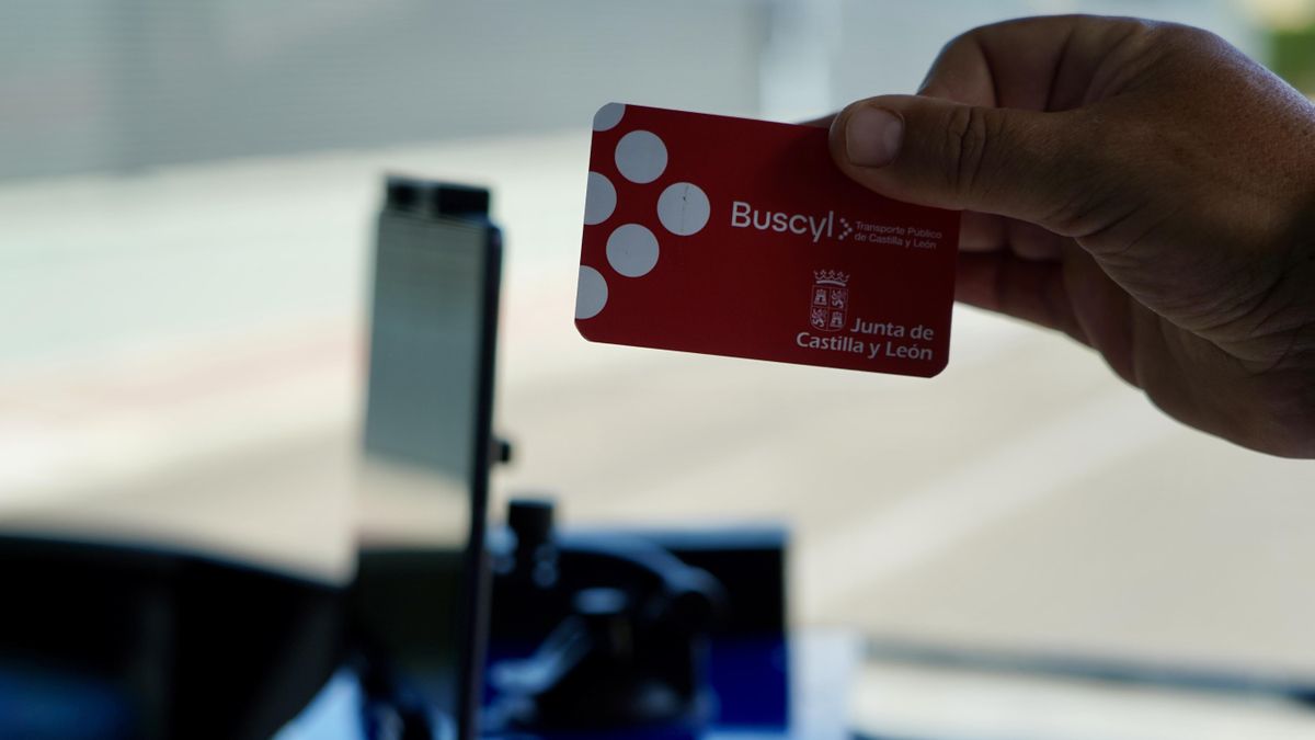 Más de 150.000 usuarios estrenan la tarjeta para viajar gratis en autobús en su primer día con algunas incidencias