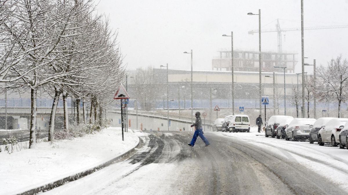 Varias personas disfrutan de la nieve en la calle de Vitoria, a 6 de enero de 2026, en Vitoria, País Vasco (España).  