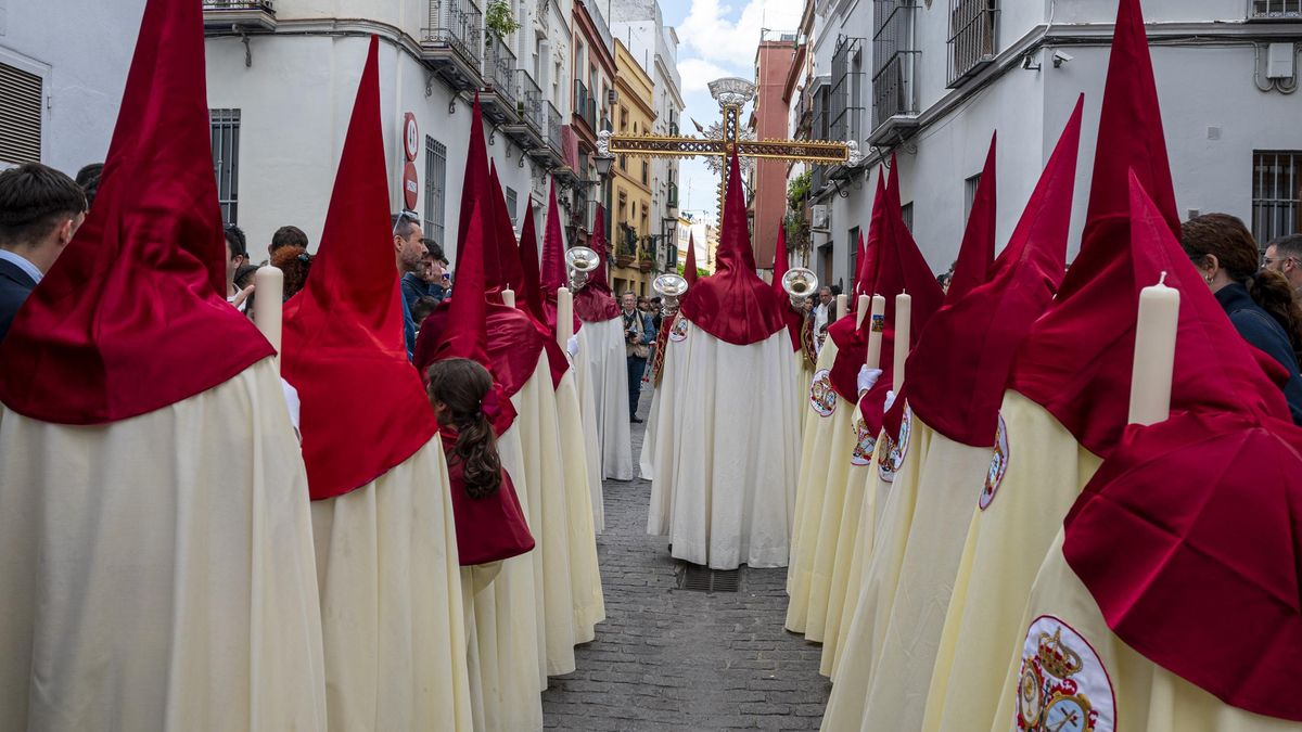Nazarenos de la Lanzada abriendo la cofradía