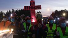 Una multitudinaria marcha nocturna clama en San Cibrao (Lugo) contra los despidos de Alcoa.