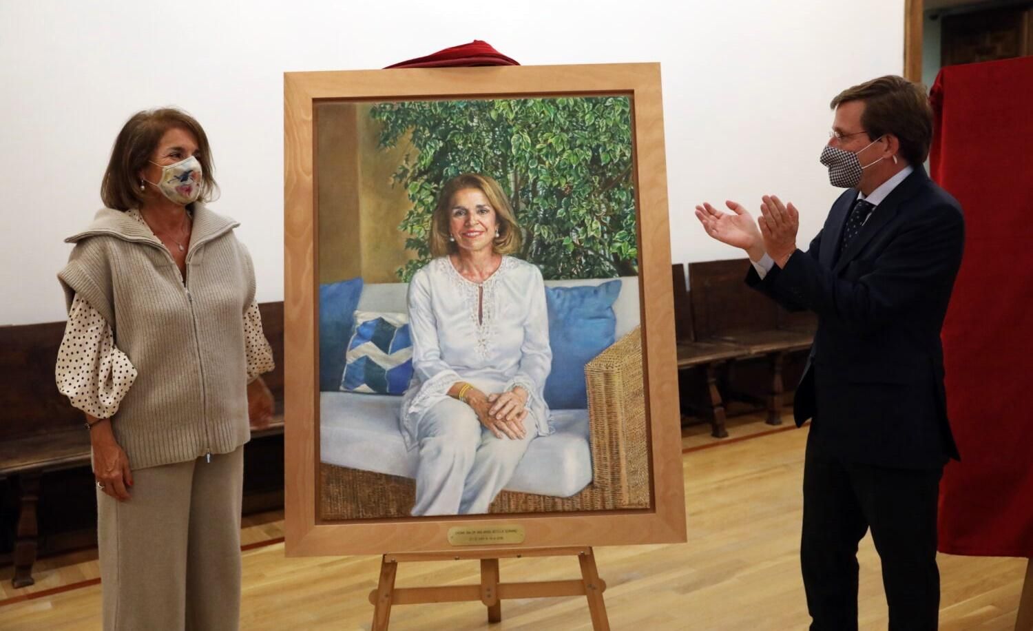 Ana Botella, junto al retrato que ejecutó Rafael Cidoncha