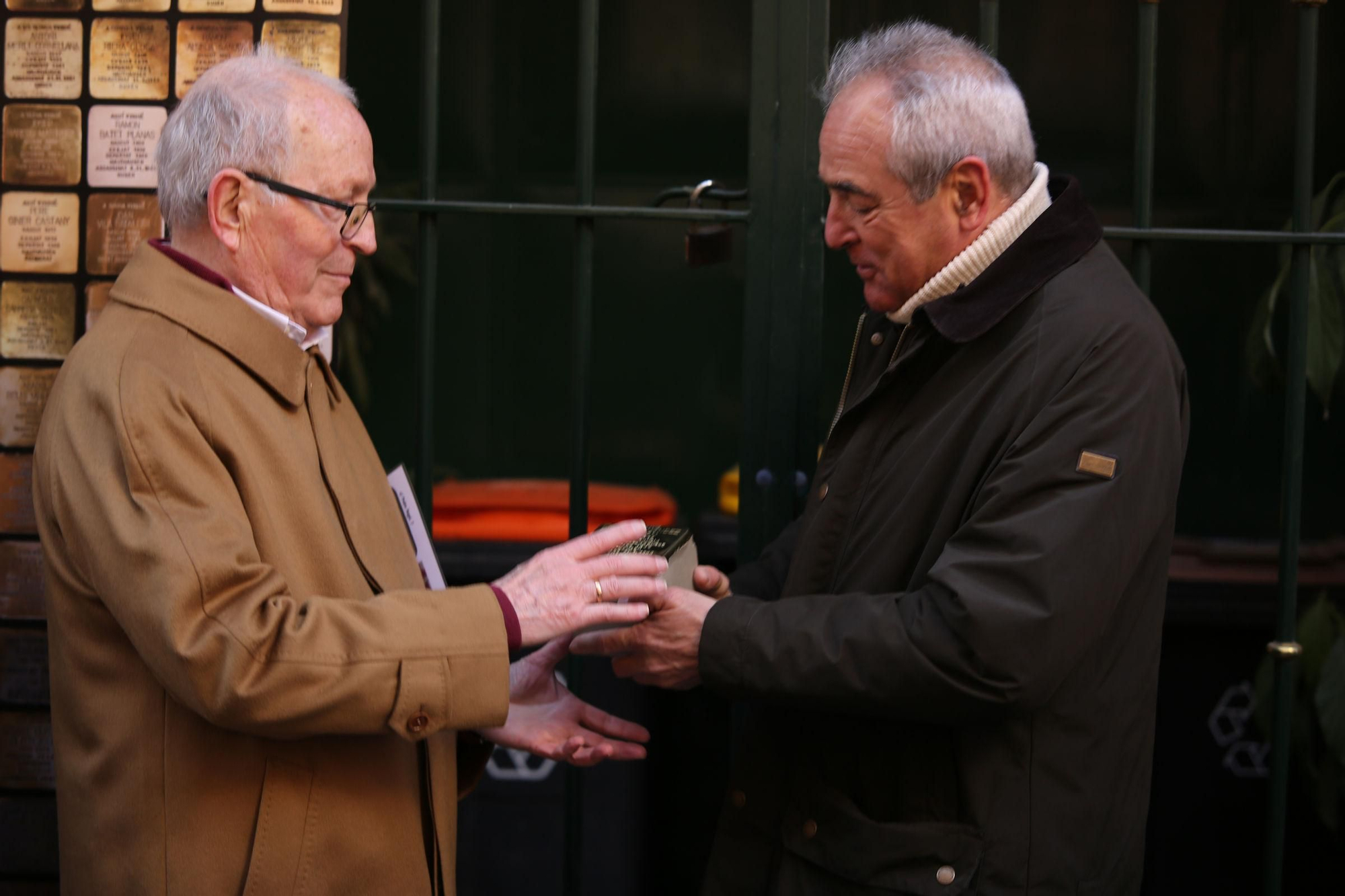 Roberto Gil, nieto de Fortunato Gil Aldea, le pasó el testigo a Fidel Hernández para instalar la piedra de su tío
