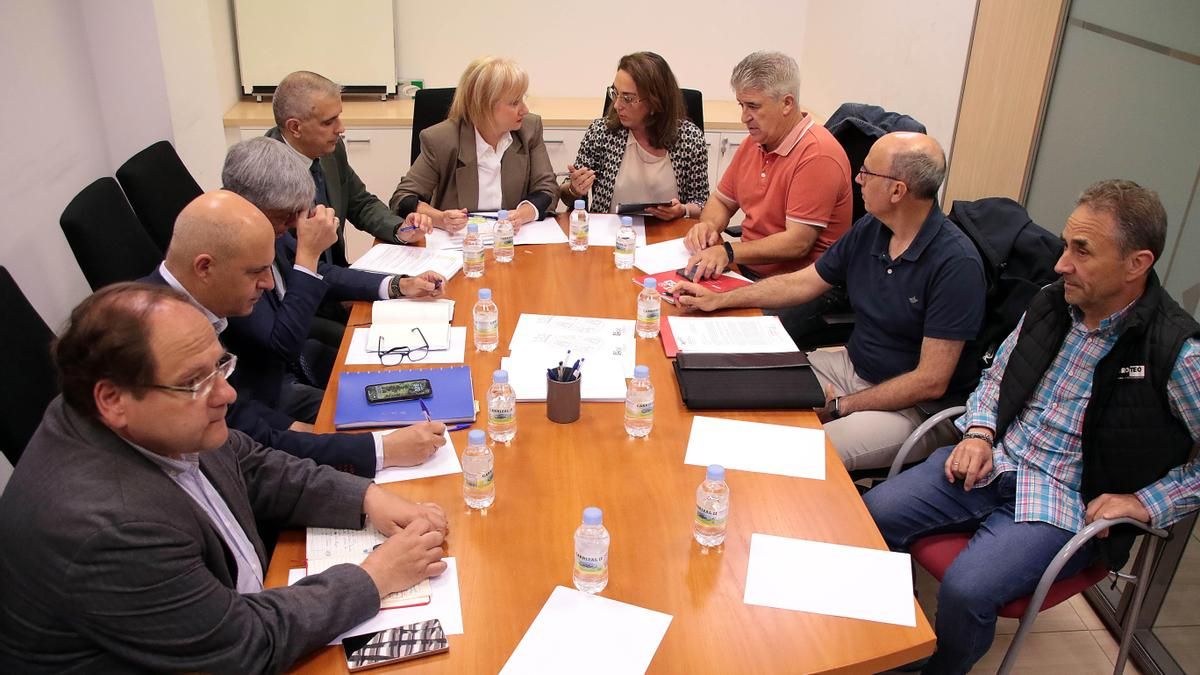Consejeras de la Junta, el delegado territorial y el alcalde de La Bañeza se reúnen con el comité de empresa de la planta azucarera leonesa.