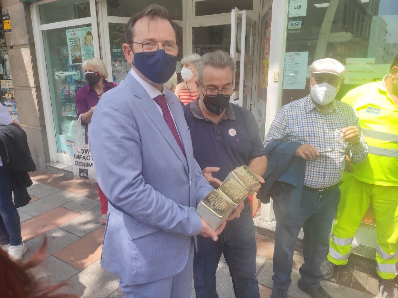 El hijo de Gaspar Santos Gisbert enseña la placa de sus familiares