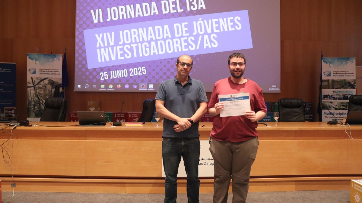 Miguel López Otal recibe su premio por este proyecto