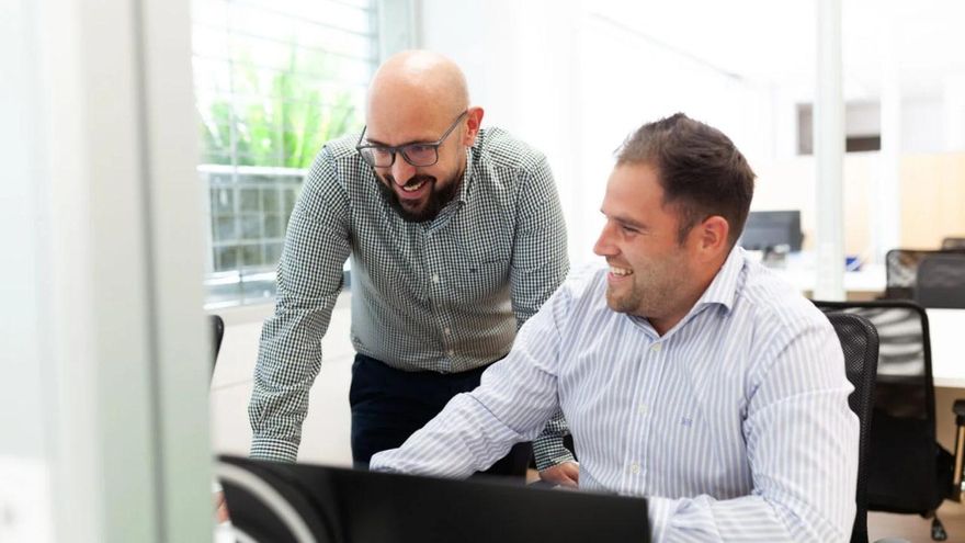 Un ayuntamiento granadino contrata 340.000 euros con un grupo empresarial donde trabaja el edil de Economía del PP