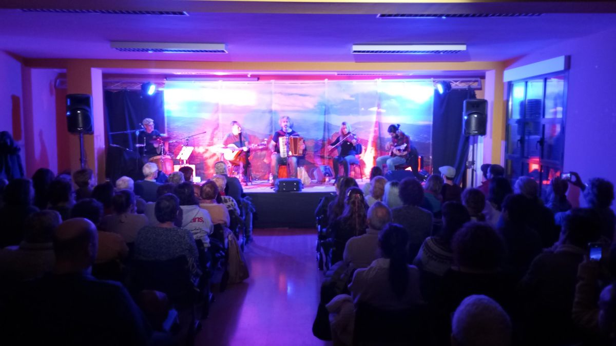 Concierto del grupo D'Urria, durante el Festival de Otoño en Las Médulas.
