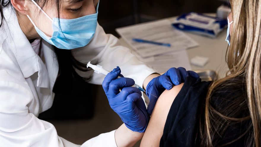 El 50,1 % (140,4 millones) de los adolescentes y adultos está inmunizado contra el coronavirus.