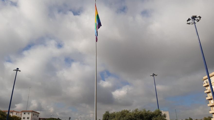Sevilla le gana el pulso a Abogados Cristianos y exhibe la bandera LGTBI