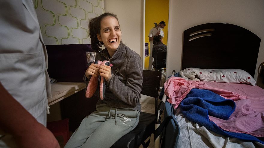 Clara, la residente más joven, sonríe antes de acostarse