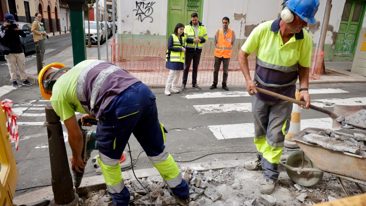 El Ayuntamiento inicia el asfaltado de quince calles en el barrio de Alcaravaneras