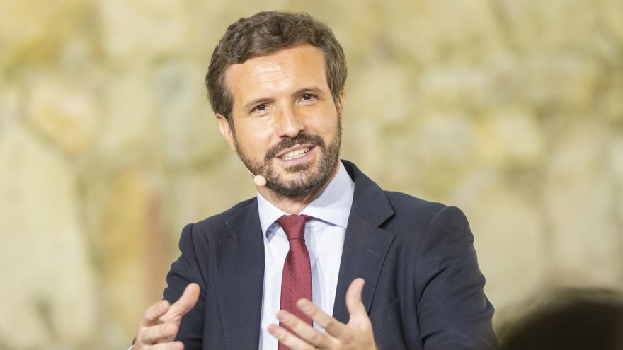 El presidente nacional del Partido Popular, Pablo Casado, participa en la mesa redonda 'La Concordia, base de nuestra Constitución y del éxito de nuestra democracia', a 19 de julio de 2021, en Ávila, Castilla y León (España).