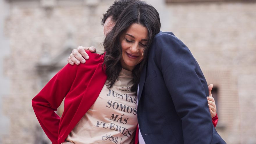 La presidenta de Ciudadanos, Inés Arrimadas y el candidato de Cs a la Presidencia de la Comunidad de Madrid, Edmundo Bal, en el último acto de campaña, en la Plaza de la Villa de Madrid.