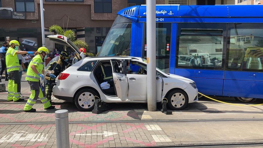 Un choque entre un vehículo y el tranvía provoca el cierre de la vía y la paralización del servicio