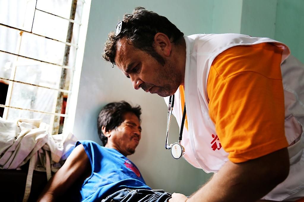 Distrito de Burauen, isla de Leyte. MSF colabora con el personal sanitario del hospital de Burauen para que el centro siga dando servicio a los municipios de alrededor de la ciudad. En los terrenos anexos al edificio, los equipos de la organización médica instalaron un hospital de campaña, con 50 camas y con una pequeña sala quirúrgica en la que poder llevar a cabo operaciones menores. Allí se pasan unas 200 consultas al día y se atienden una media de tres partos por jornada. © Agus Morales