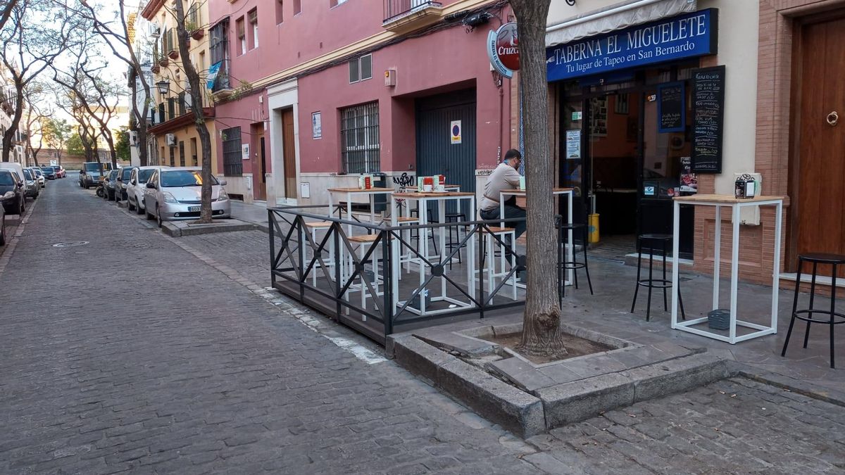 Terraza de veladores en plazas de aparcamientos de un establecimiento de San Bernardo.