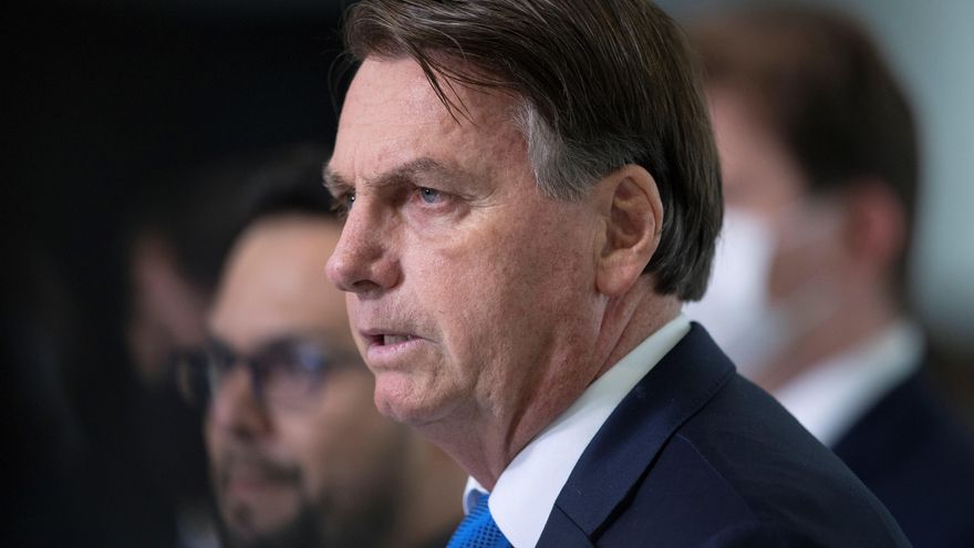 El presidente de Brasil, Jair Bolsonaro, fue registrado este miércoles, en el Palacio do Planalto , en Brasilia (Brasil). EFE/Joédson Alves