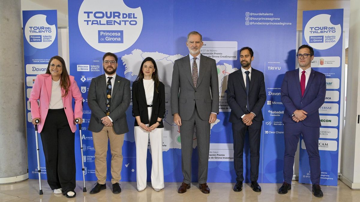 El Rey Felipe VI con los finalistas al Premio Princesa de Girona de Investigación.