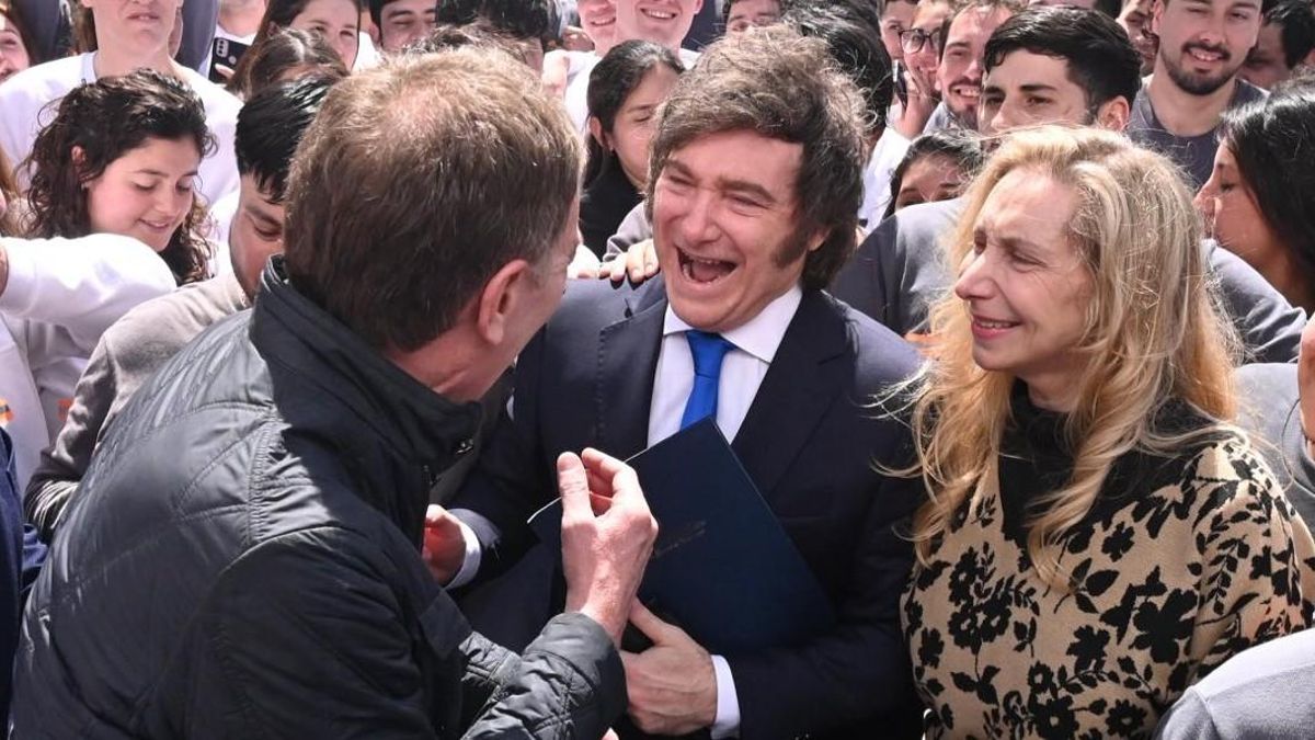 Javier y Karina Milei junto a Diego Santilli, flamante ministro del Interior.