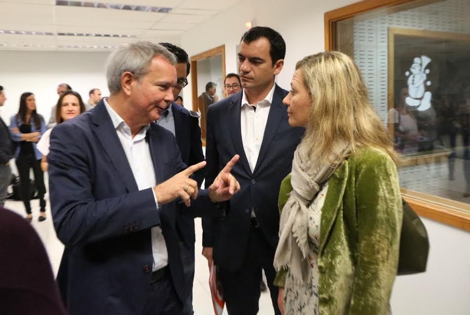 Los candidatos hablan antes del debate.