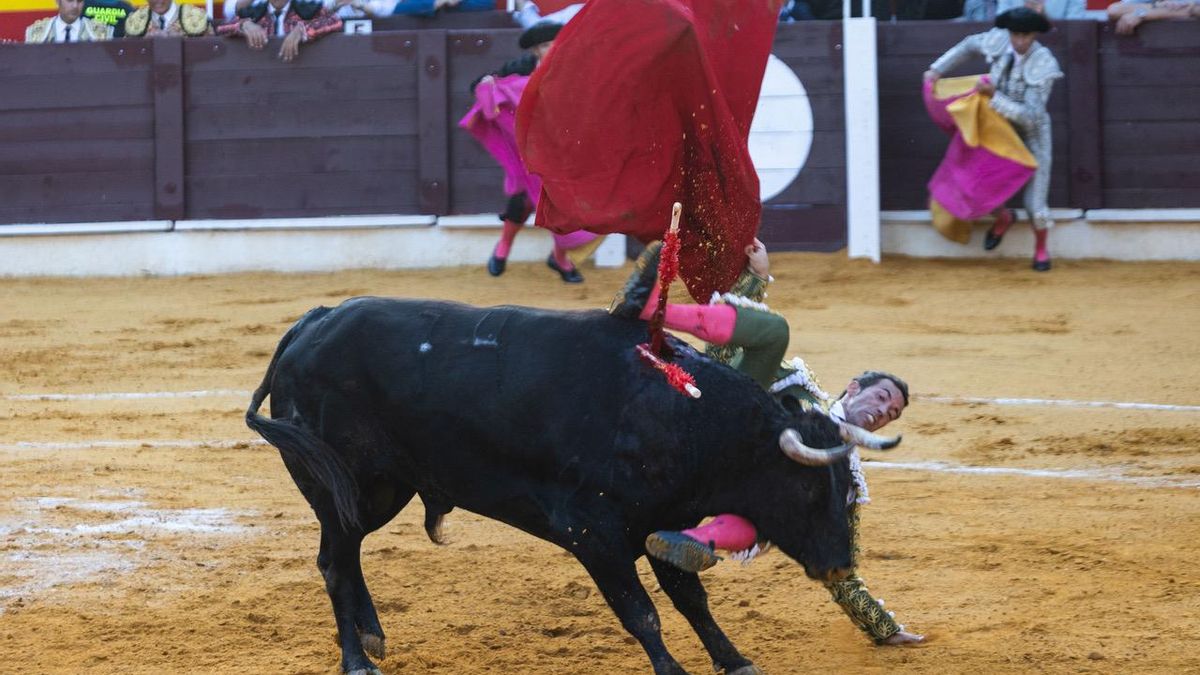 'Cencerrito' voltea a David de Miranda minutos antes de morir a manos de este torero onubense.