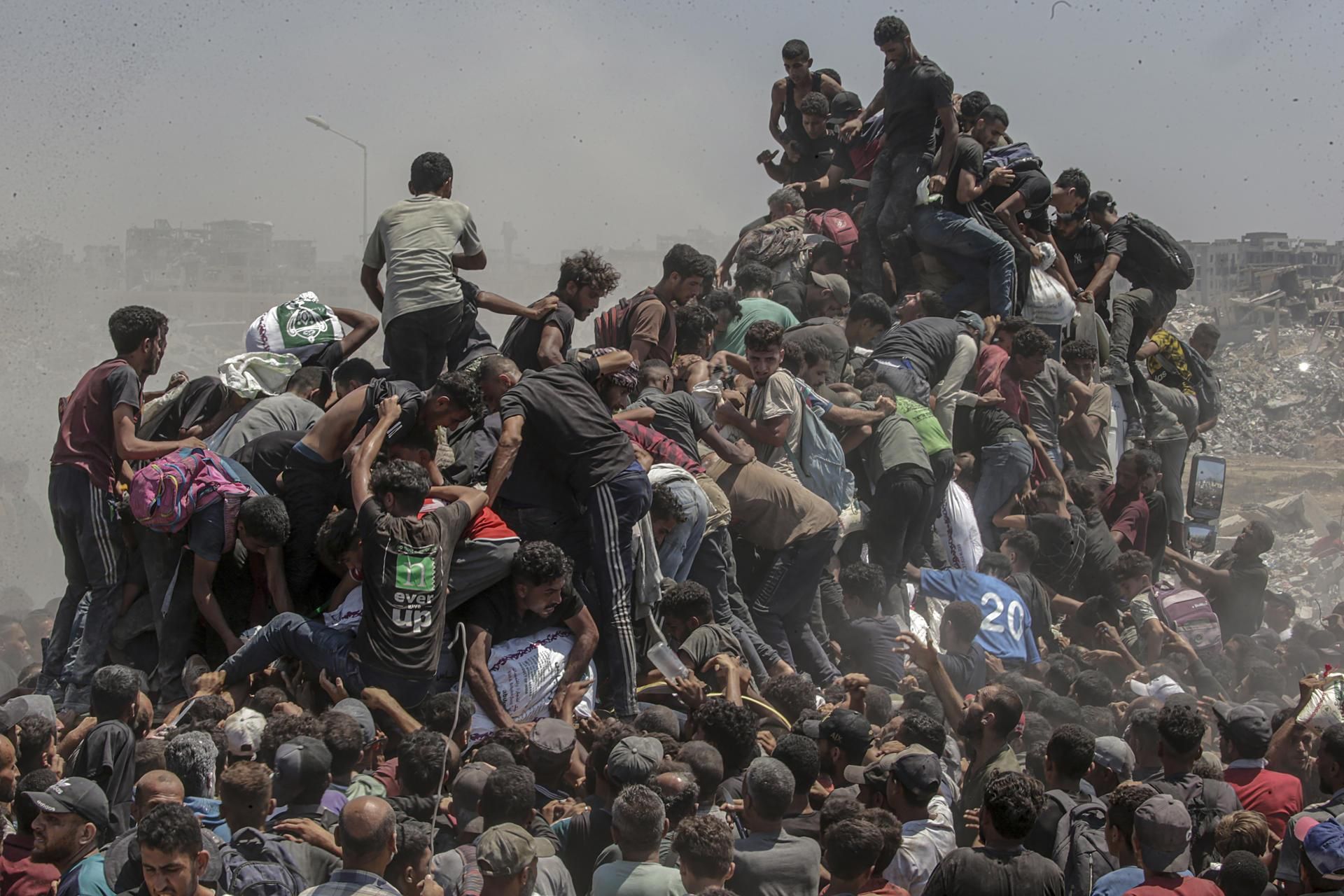 La fotografía “Ayuda Humanitaria en Gaza”, del fotógrafo palestino Saber Nuraldin (EPA Images participada por la Agencia EFE), que muestra a civiles subidos a un camión de ayuda humanitaria en la Franja de Gaza en julio pasado tratando de conseguir harina y en busca de alimentos en medio de una grave crisis humanitaria, fue finalista este jueves del World Press Photo.