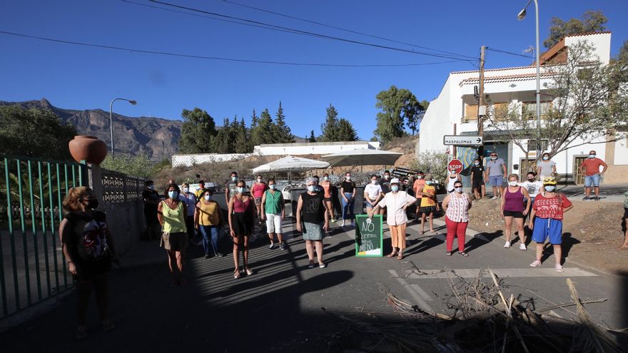 Vecinos y vecinas de Tunte protestan ante el traslado de migrantes a un centro de la zona. (ALEJANDRO RAMOS)