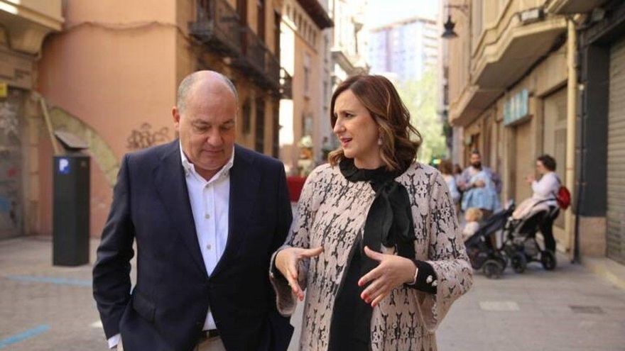 Seis abstenciones, un olvido y opacidad en su trabajo con empresas: los tres meses del concejal de contratación de València