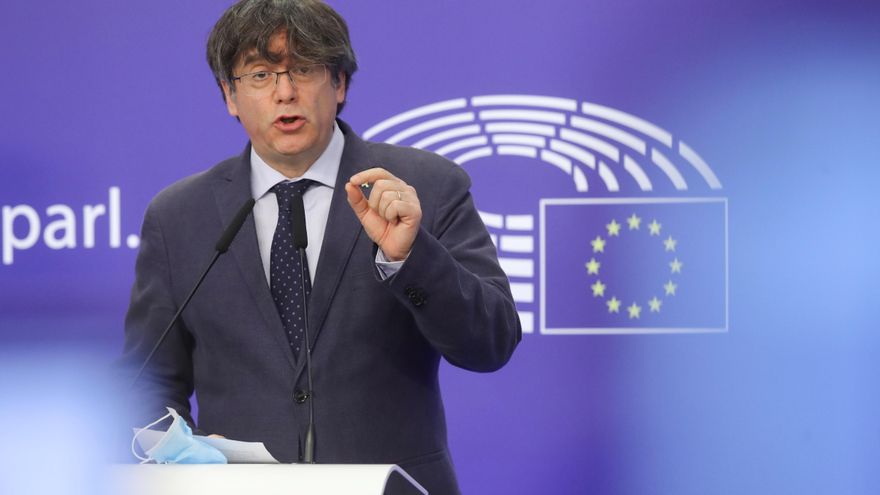 El eurodiputado de JxCat y expresidente de la Generalitat, Carles Puigdemont, en una rueda de prensa este miércoles en Bruselas. EFE/EPA/OLIVIER HOSLET