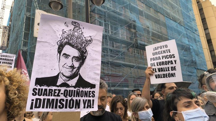 Indignación, lágrimas y enfado en la protesta contra la inoperancia política ante los incendios que arrasan León