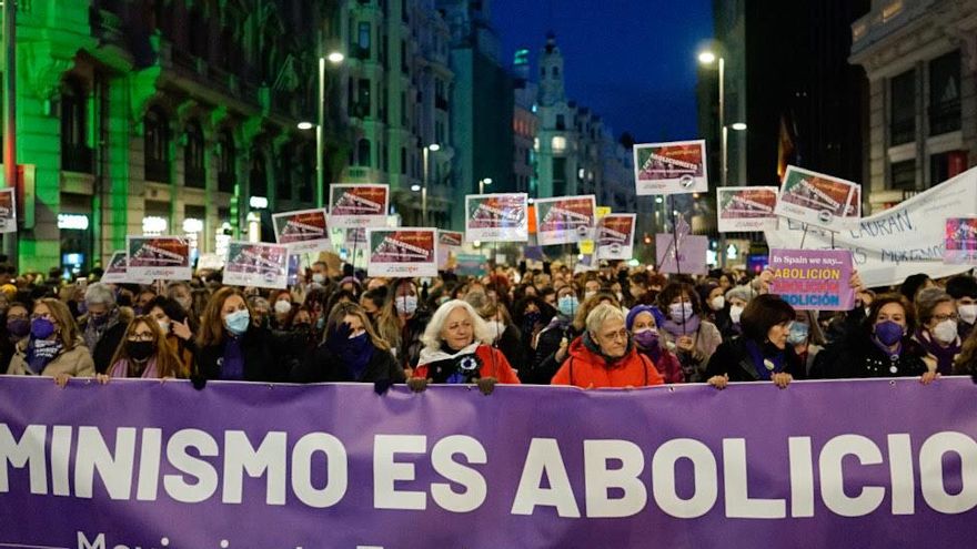"El feminismo es abolicionista", la pancarta de cabecera de la manifestación que parte de Gran Vía, Madrid, este 8M