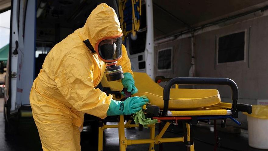 Limpieza de vehículos sanitarios por parte de la Asociación de Bomberos Voluntarios de La Laguna (Tenerife).