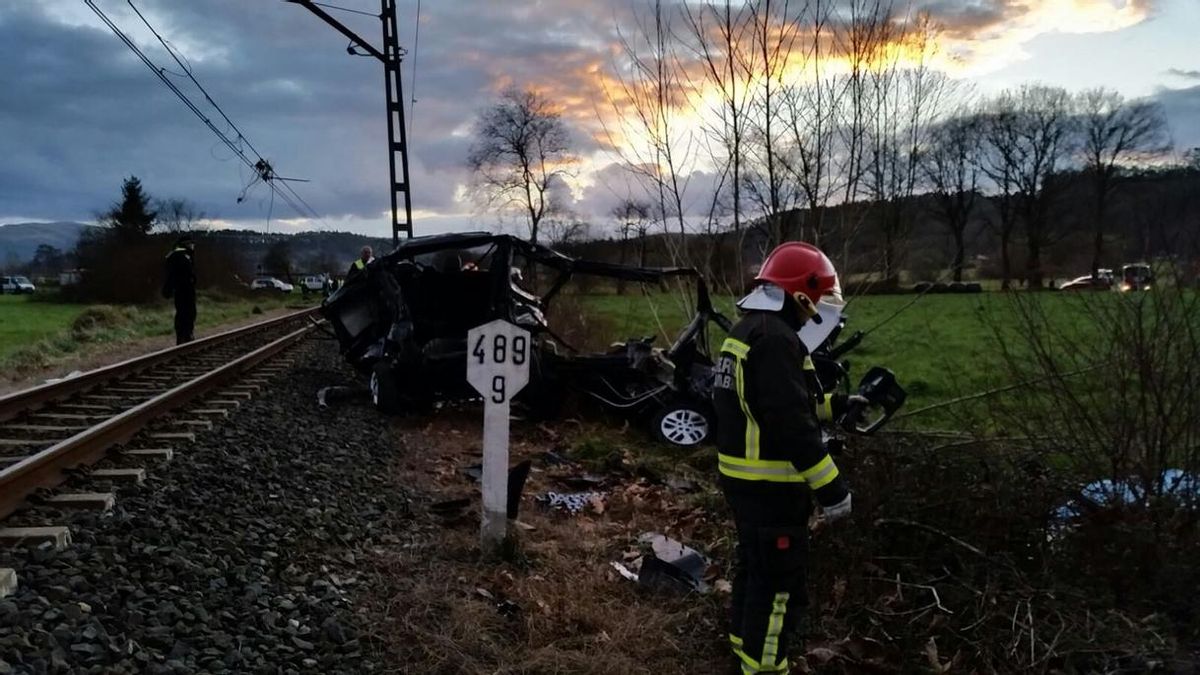 Los bomberos han peinado la zona ante la posibilidad de que hubiera una tercera víctima.