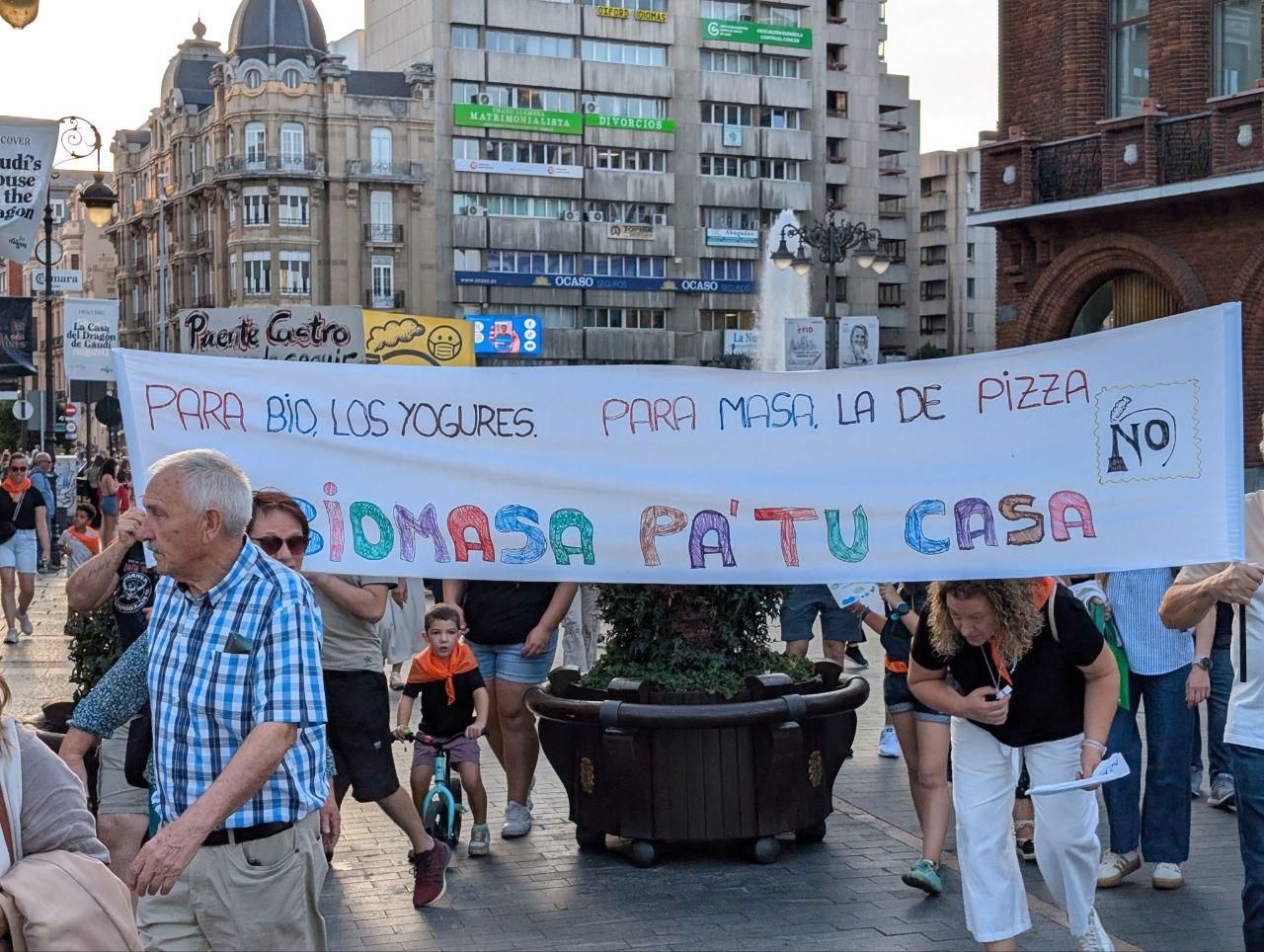 Uno de los muchos carteles en la protesta contra la macroplanta de Puente Castro.