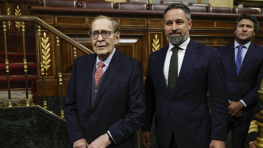 El profesor y economista Ramón Tamames (i), que lidera la segunda moción de censura de Vox contra el presidente del Gobierno, Pedro Sánchez, junto al líder de Vox, Santiago Abascal (d)