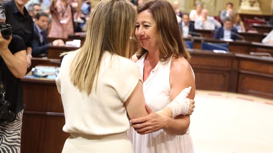 Archivo - La nueva presidente del Govern Balear, Marga Prohens (i), saluda a la presidenta saliente, Francina Armengol (d).