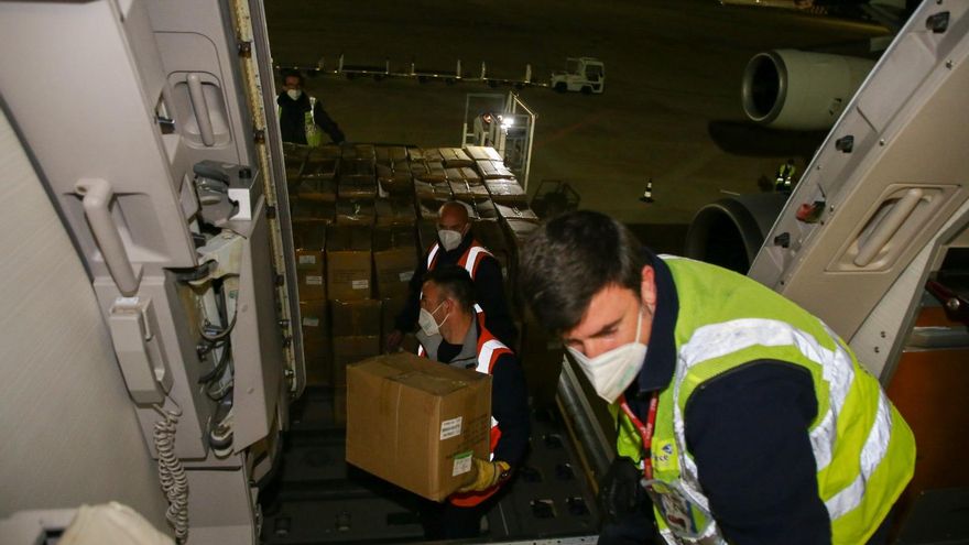Un momento de la descarga del material en el aeropuerto de Manises.