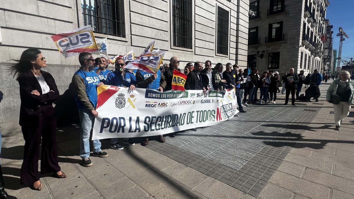 Concentración de sindicatos de Policía Nacional y Guardia Civil en la Delegación del Gobierno en Cantabria