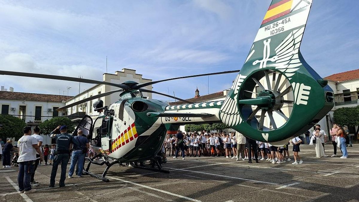 Helicópteros, drones y perros para enseñar a casi 1.000 escolares cómo trabaja la Guardia Civil.