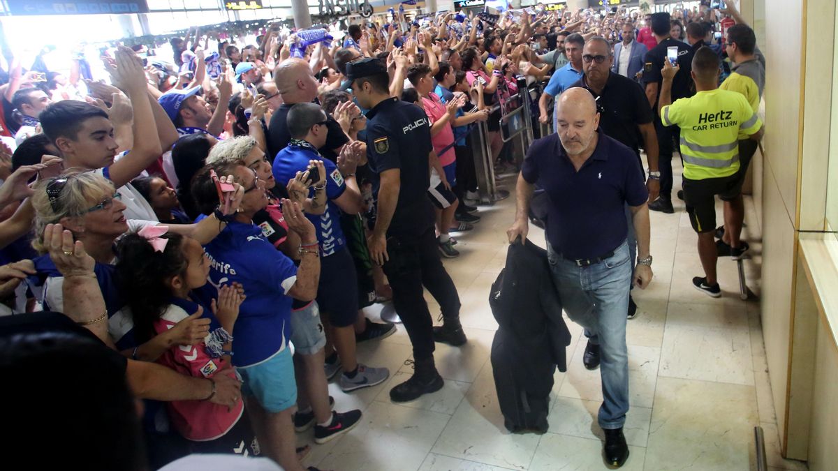 Miguel Concepción, en el aeropuerto de Los Rodeos ante decenas de seguidores del Tenerife