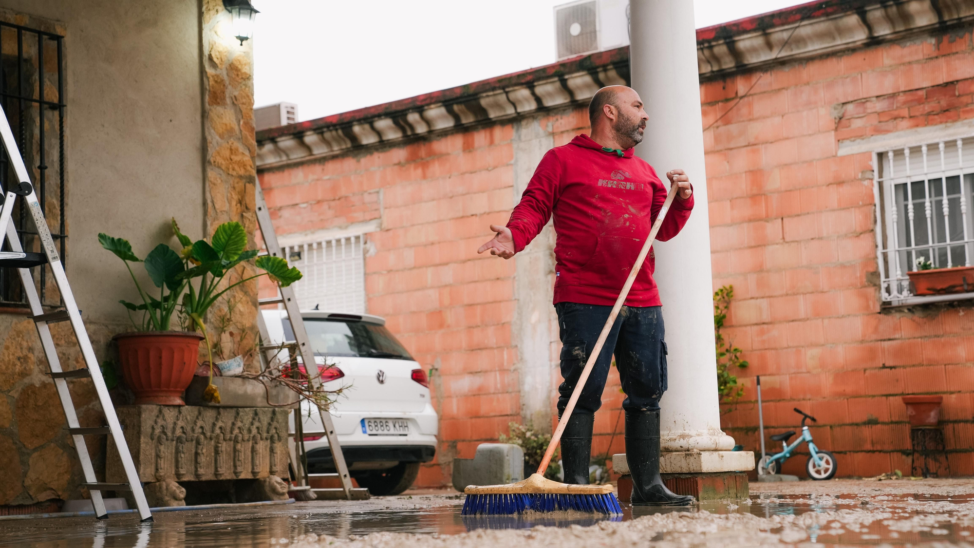 El lodo y el barro, dentro de las parcelas de las calles Perdiz y La Tórtola