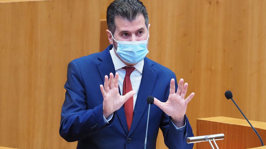 El portavoz socialista, Luis Tudanca, interviene durante una sesión plenaria en las Cortes de Castilla y León