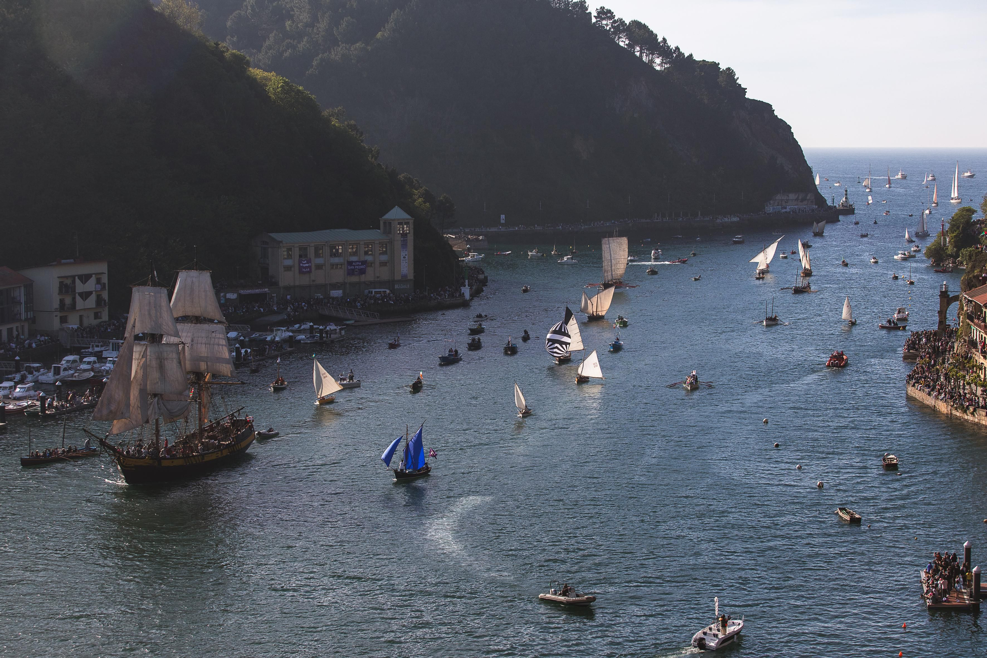 Más de cien embarcaciones despliegan sus velas en el festival marítimo de Pasaia con el 'Aita Mari' a la cabeza