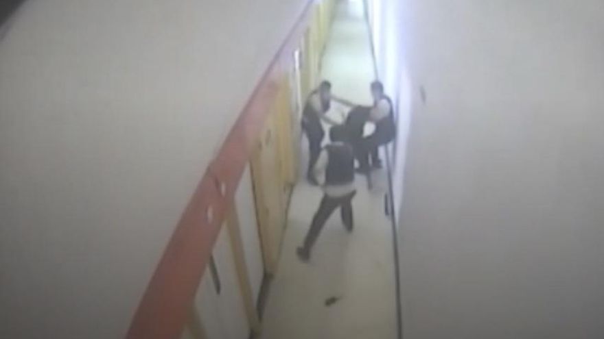 Tres funcionarios de la prisión de Villena, investigados por la brutal agresión a un preso con enfermedad mental: 55 porrazos en dos minutos