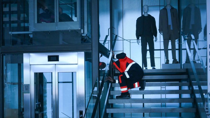 Interior de una tienda de ropa en Santander durante el apagón