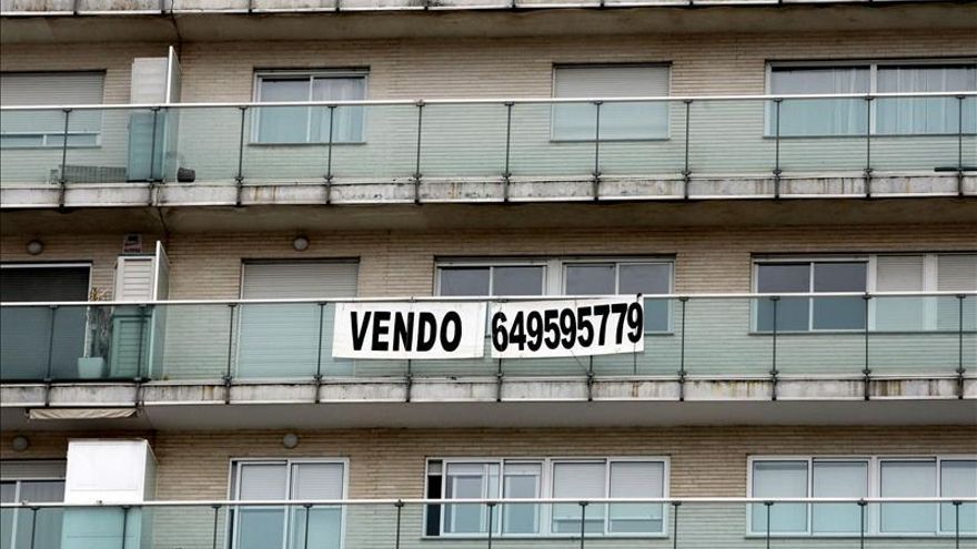 La caída del crédito hipotecario volvió a rozar el 14 por ciento en abril según la AHE
