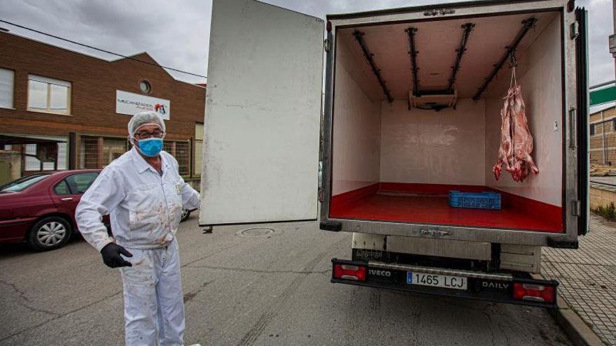 Un trabajador de Colear (Lechazo de Castilla y Leon ) transporta solo tres lechazos para un pedido debido a la caída de la demanda de lechazo y cochinillo por el cierre de establecimientos hoteleros y restaurantes por la epidemia del coronavirus.