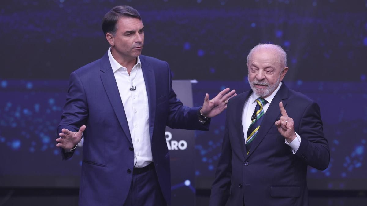 Fotografía del 18 de octubre de 2026 que muestra al presidente de Brasil y candidato a la reelección, Luiz Inácio Lula da Silva (d), y el opositor Flávio Bolsonaro, en Sao Paulo (Brasil). EFE/ Sebastiao Moreira