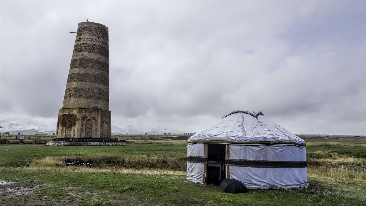 Una yurta junto al Minarte de Torre Burana.