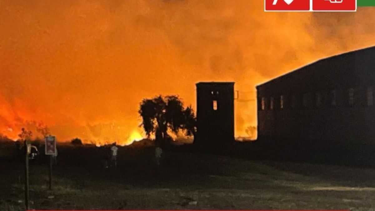 Un incendio nocturno afecta al Cerco industrial de Peñarroya y su entorno